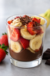 Verrine de bananes et fraises au coulis de chocolat