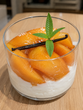 Pêches pochées vanille verveine et fromage blanc